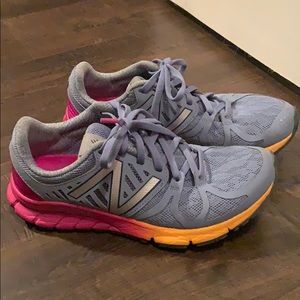 New balance tennis shoes. Size 6